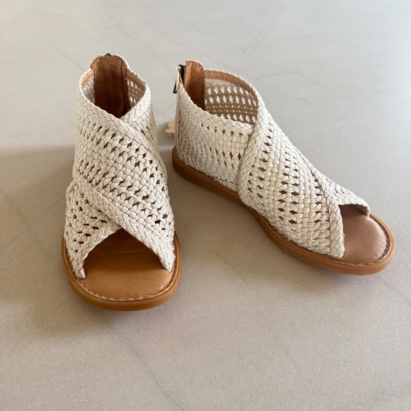 NWT Born Iwa Mac Woven Ankle Zip Sandals Cream Women’s Size 6 - Picture 5 of 14